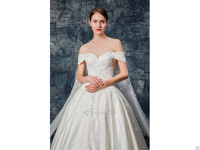 K10132161x Sweetheart Neckline Lace Applique Satin Wedding Gown